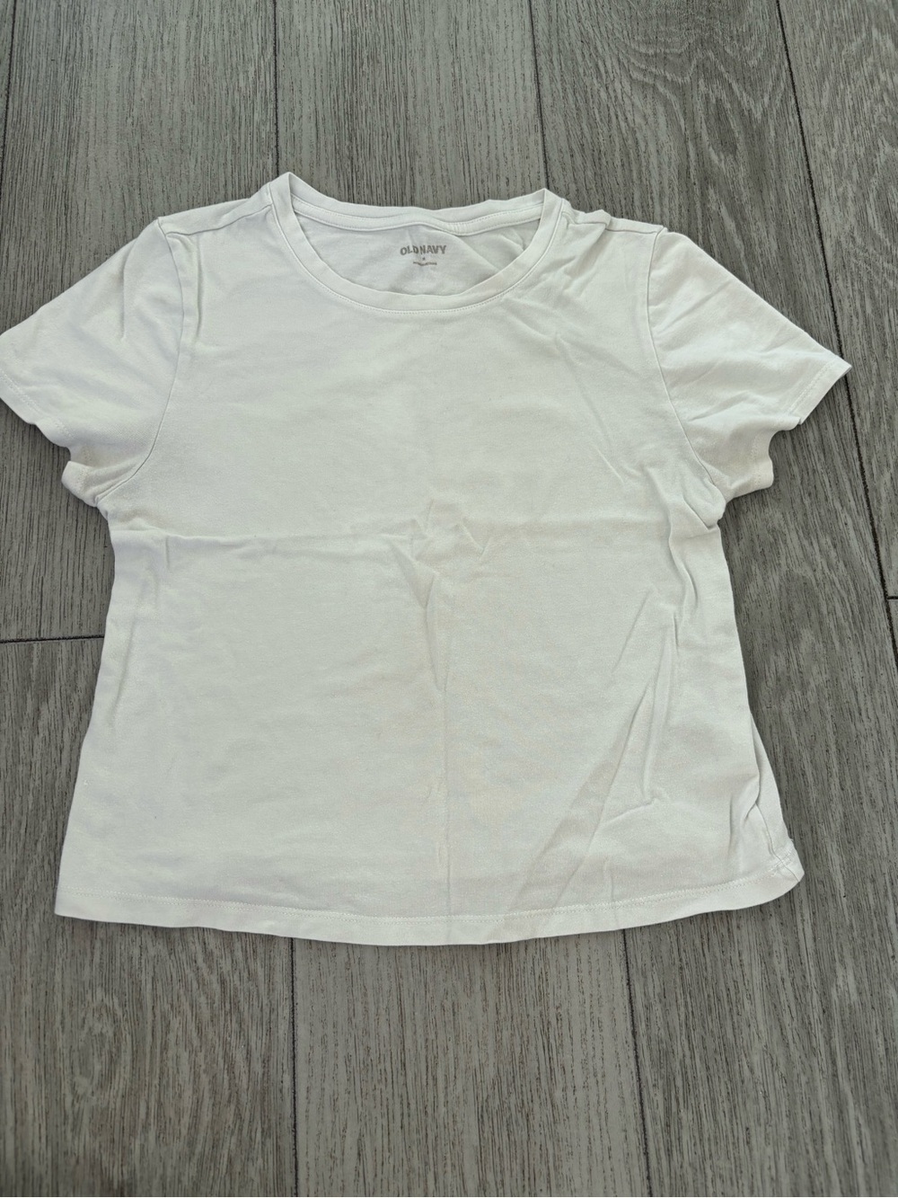 Old Navy classic tee in white. EUC.